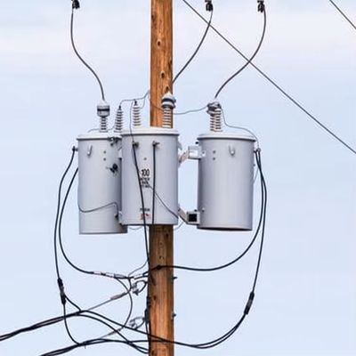 Zastosowany napięcie wyjściowe Transformator napełniony olejem 10kva 25kva 50kva 75kva 100kva 167kva
